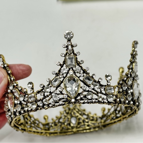 A stunning CROWN! Vintage one of a kind bridal crown for wedding veil decor - Picture 3 of 8